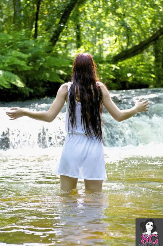 Голенькая фея купается в лесной реке 9 фотография