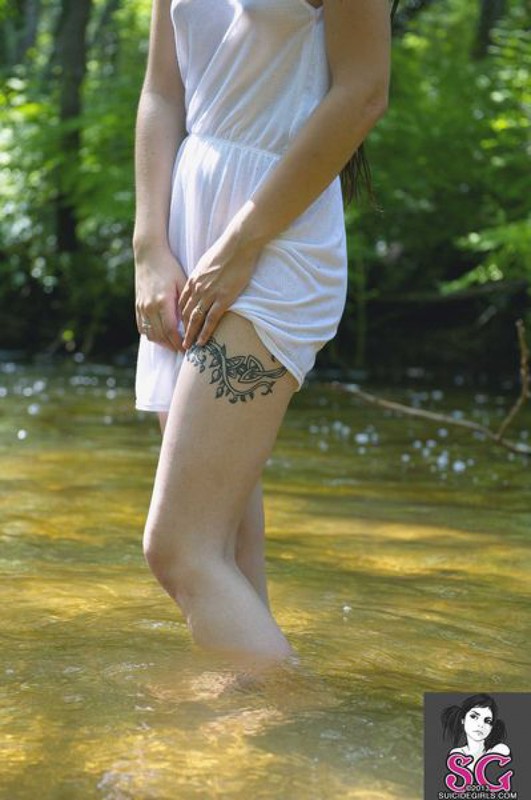 Голенькая фея купается в лесной реке 16 фотография