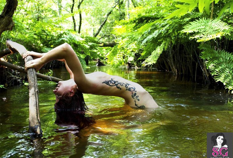 Голенькая фея купается в лесной реке 18 фотография