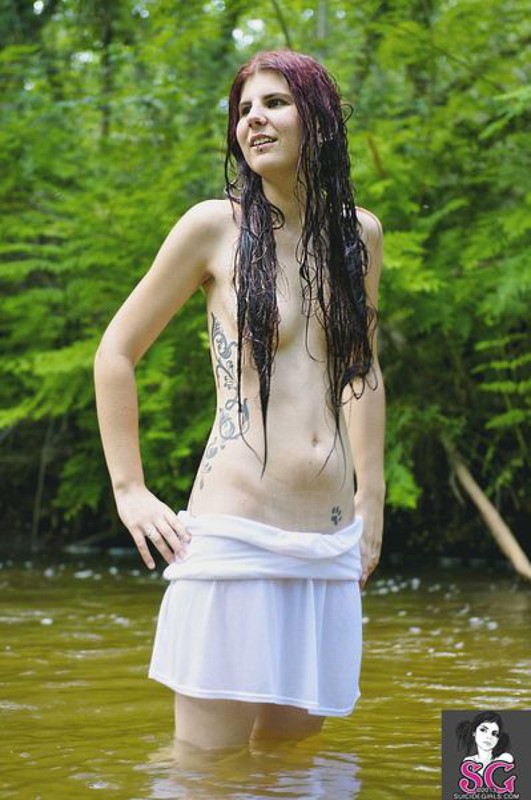Голенькая фея купается в лесной реке 11 фотография