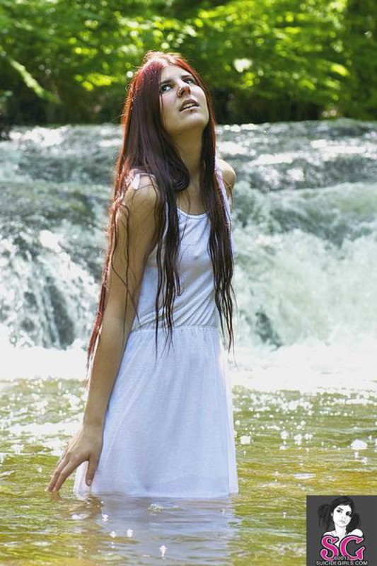 Голенькая фея купается в лесной реке 12 фотография