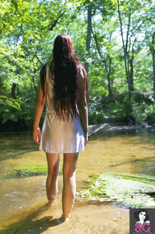 Голенькая фея купается в лесной реке 17 фотография