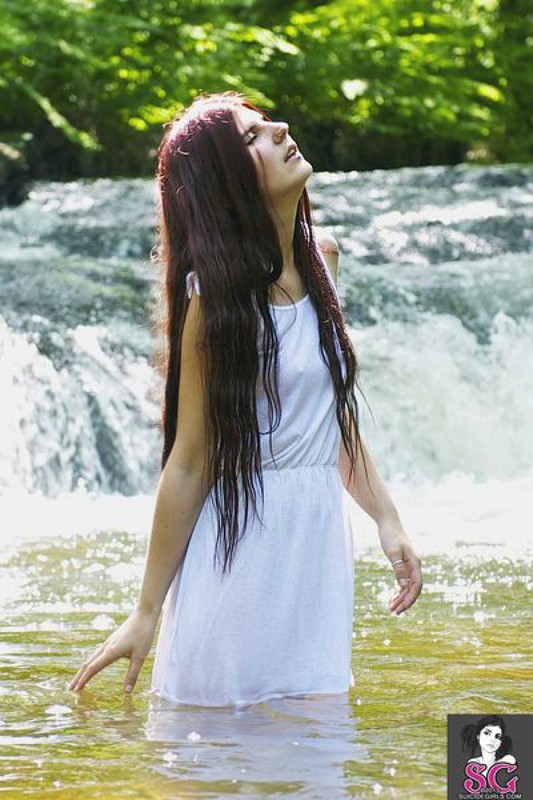 Голенькая фея купается в лесной реке 6 фотография
