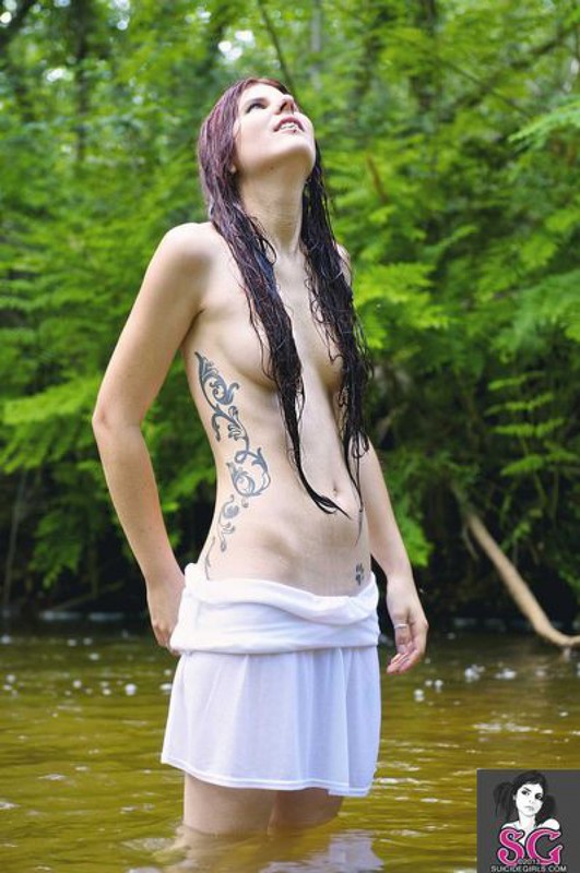 Голенькая фея купается в лесной реке 23 фотография