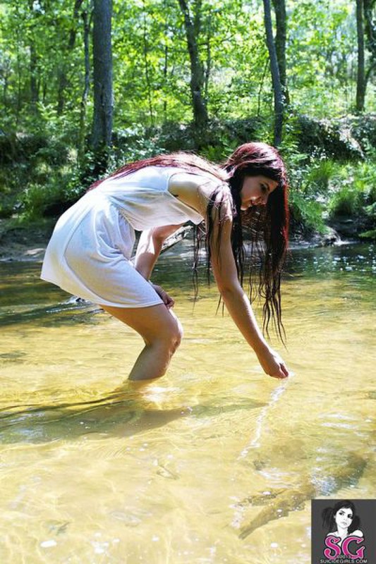 Голенькая фея купается в лесной реке 33 фотография