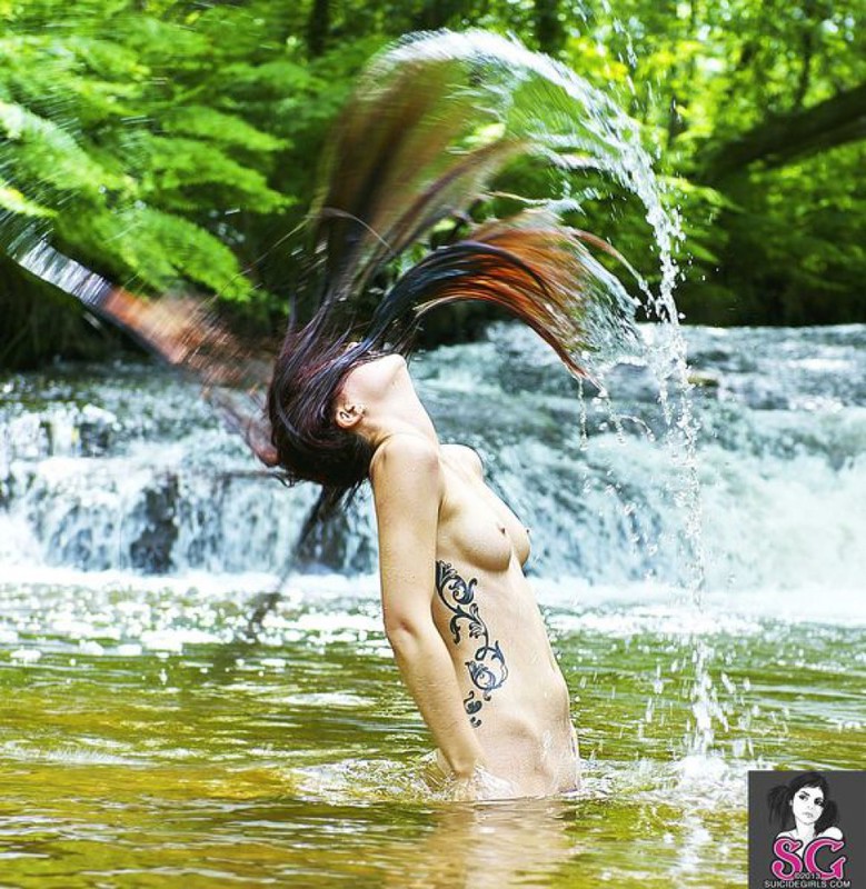 Голенькая фея купается в лесной реке 28 фотография