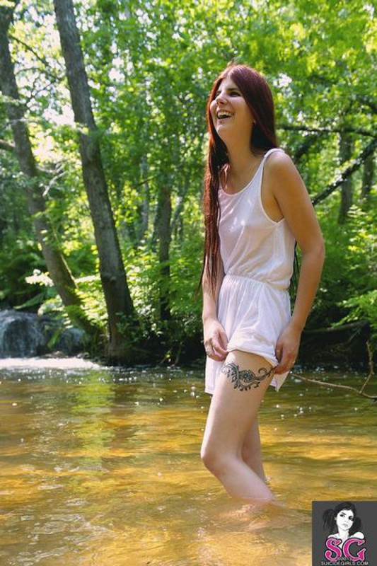 Голенькая фея купается в лесной реке 30 фотография