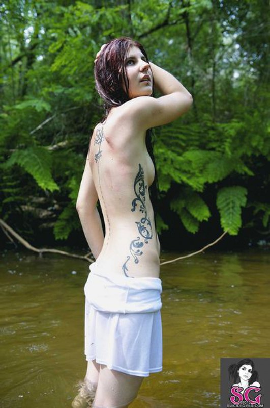 Голенькая фея купается в лесной реке 32 фотография