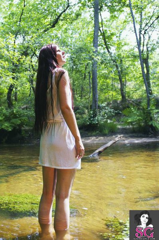 Голенькая фея купается в лесной реке 27 фотография