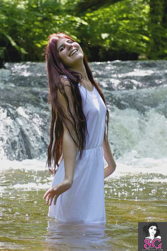 Голенькая фея купается в лесной реке 31 фотография