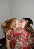 Лесбиянки оторвались на вечеринке и уединились в спальне 2 фотография