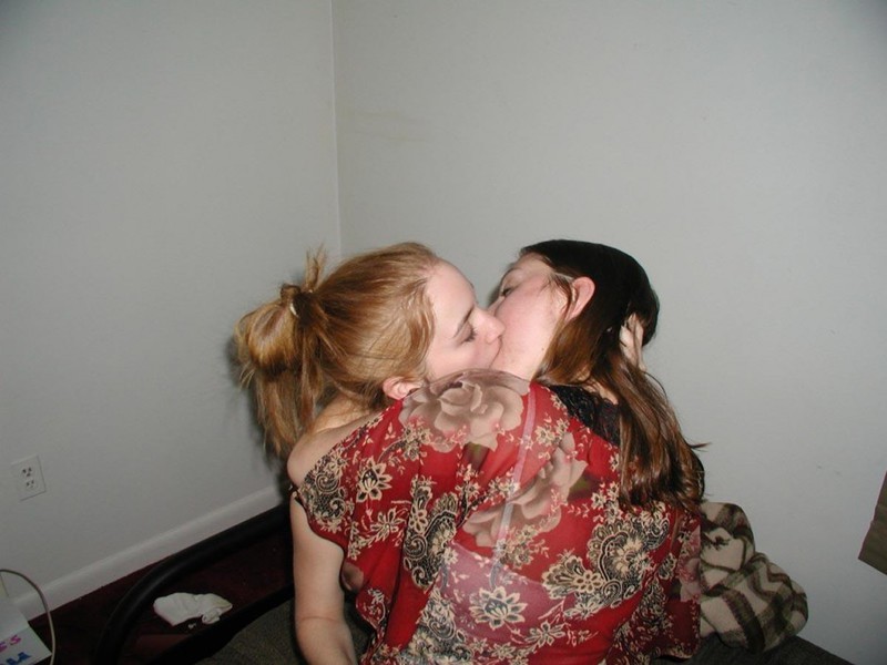 Лесбиянки оторвались на вечеринке и уединились в спальне 2 фотография