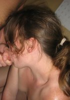Молодая барышня сосет писюн перед вагинальным сексом 9 фотография