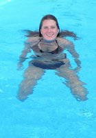 Баба в купальнике ныряет в бассейн 6 фото
