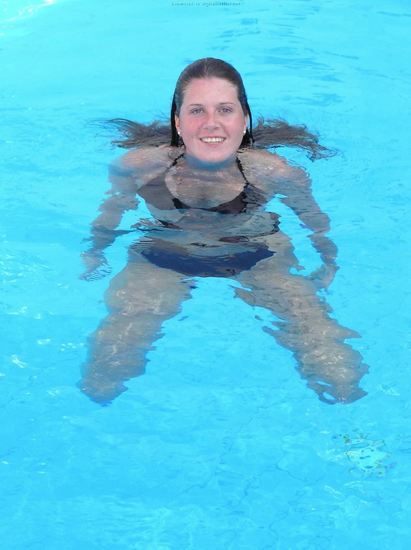 Баба в купальнике ныряет в бассейн 6 фотография