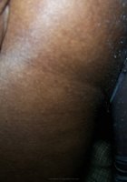 Негритянка впустила в киску черный хер в гандоне 9 фотография