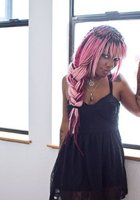 Черная девка с розовыми волосами показала аппетитное тело 8 фото