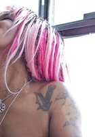 Черная девка с розовыми волосами показала аппетитное тело 23 фото