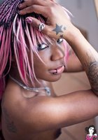 Черная девка с розовыми волосами показала аппетитное тело 26 фотография