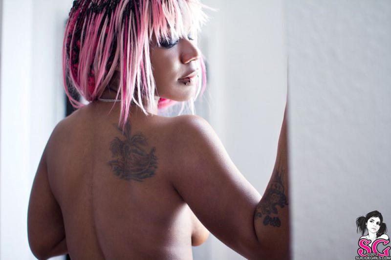 Черная девка с розовыми волосами показала аппетитное тело 13 фотография