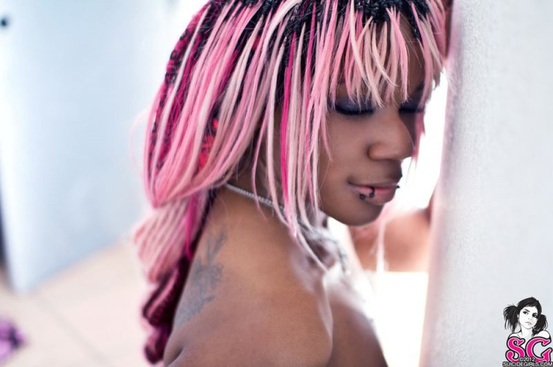 Черная девка с розовыми волосами показала аппетитное тело 21 фотография