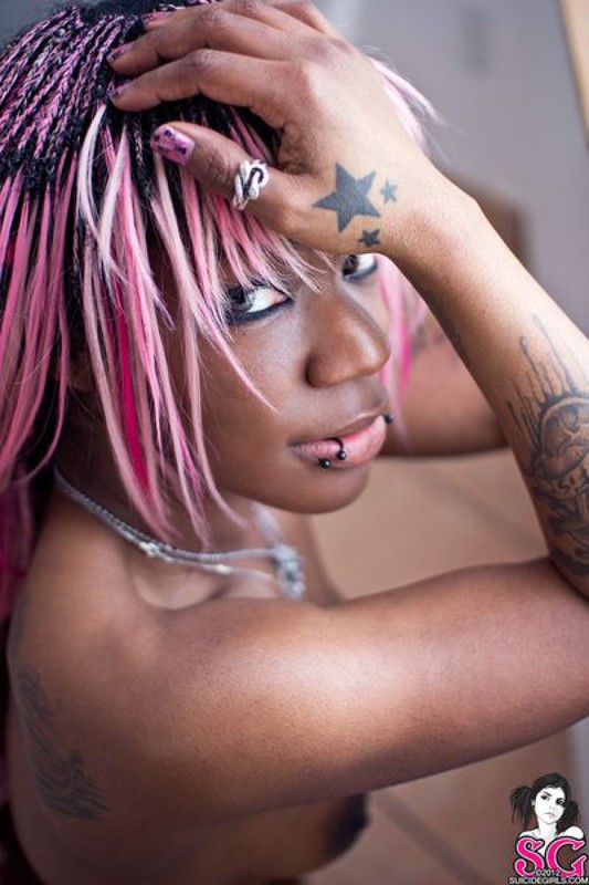 Черная девка с розовыми волосами показала аппетитное тело 26 фотография