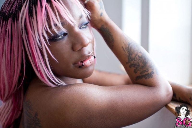 Черная девка с розовыми волосами показала аппетитное тело 37 фотография