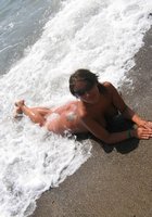 Сисястая девушка гуляет по морскому берегу 20 фото