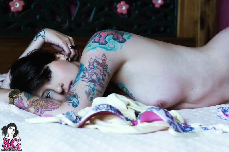 Джейн хвастается татуировками на голеньком теле 13 фотография