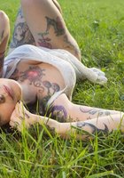 Татуированная Рая полностью оголилась на зеленом поле 26 фотография