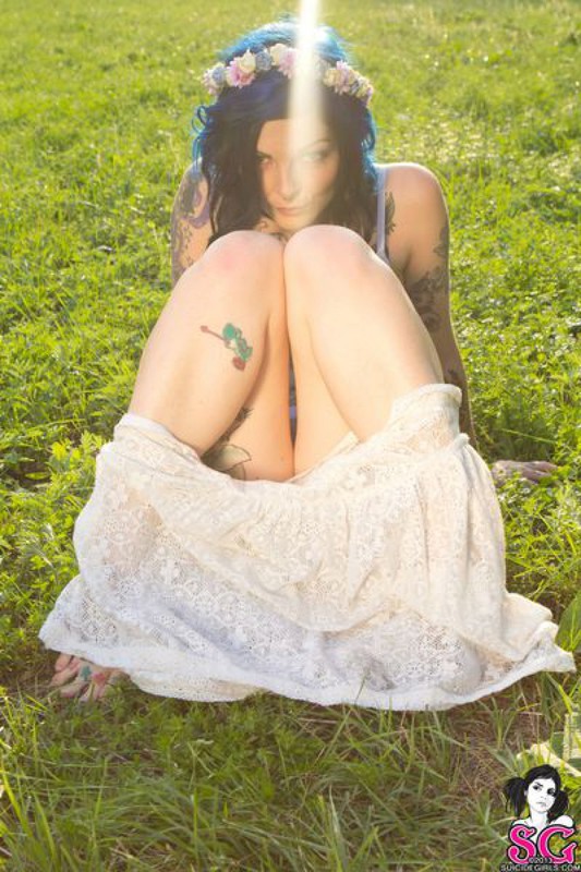 Татуированная Рая полностью оголилась на зеленом поле 40 фотография