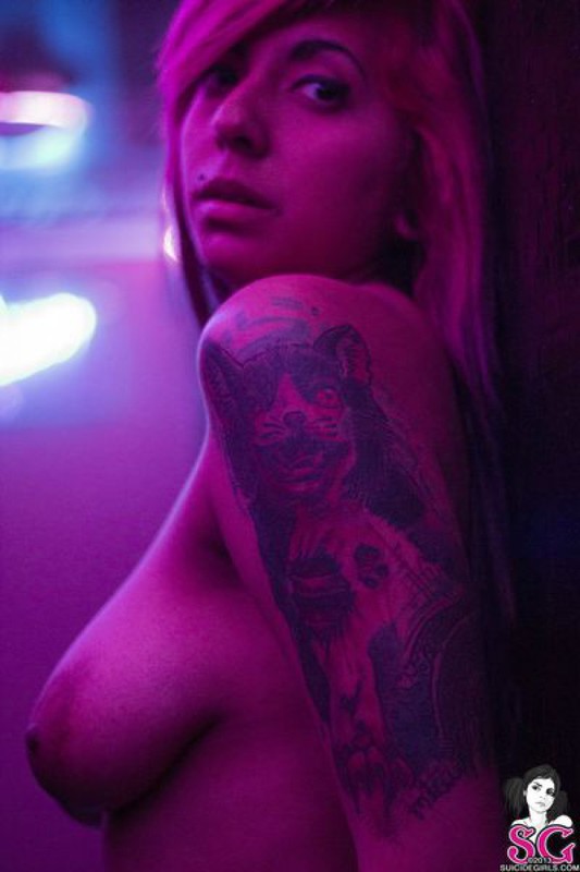 Татуированная Мила оголилась в узком коридоре 9 фотография