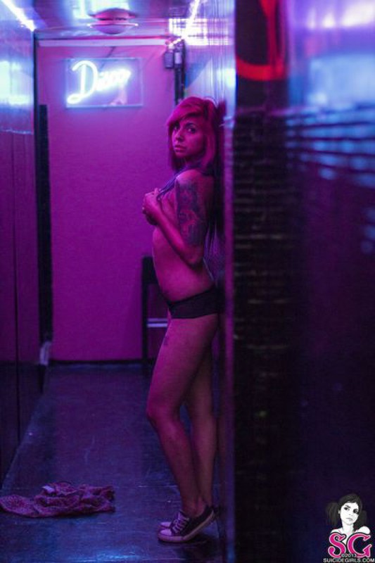 Татуированная Мила оголилась в узком коридоре 36 фотография
