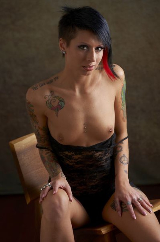 Татуированная Эмми почти разделась в уютной комнате 35 фотография
