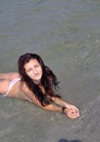 Молодая армянка отдыхает на море топлес 4 фотография