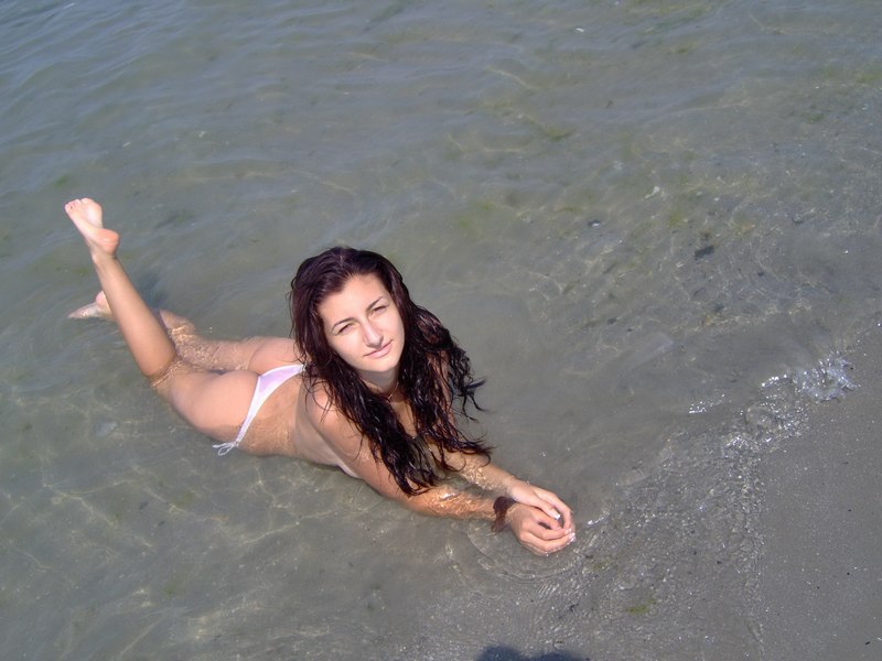 Молодая армянка отдыхает на море топлес 4 фотография