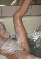 Две пьяные красавицы намыливаются и бреют писечки в ванной 17 фотография