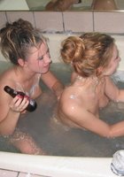 Две пьяные красавицы намыливаются и бреют писечки в ванной 2 фотография