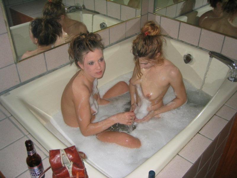 Две пьяные красавицы намыливаются и бреют писечки в ванной 8 фотография