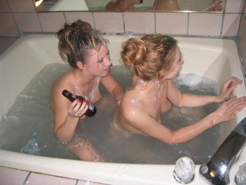 Две пьяные красавицы намыливаются и бреют писечки в ванной 2 фотография