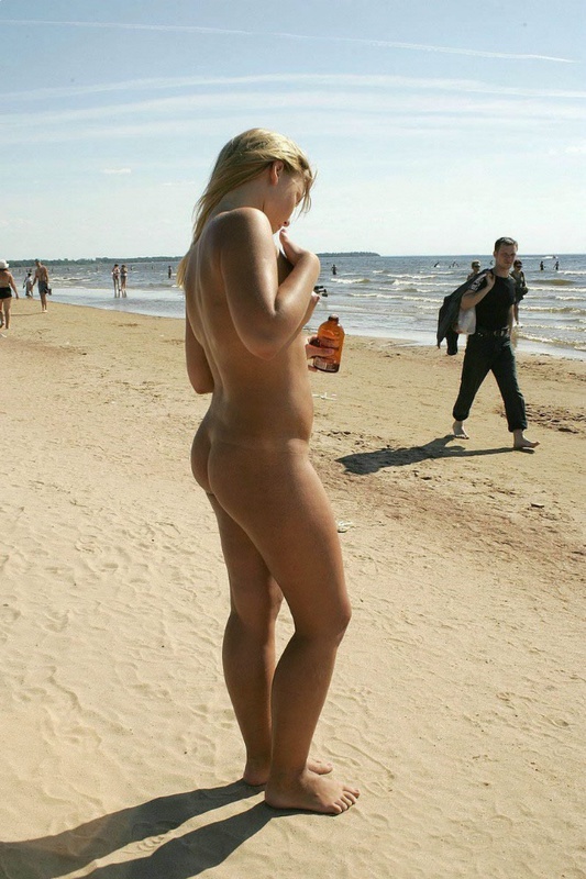 Сексапильная блондинка плескается в воде топлес на пляже 12 фотография