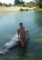 Голая стерва купается в озере в солнечную погоду 12 фотография