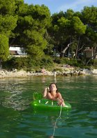 Итальянка отдыхает на море лишь в трусиках 2 фото