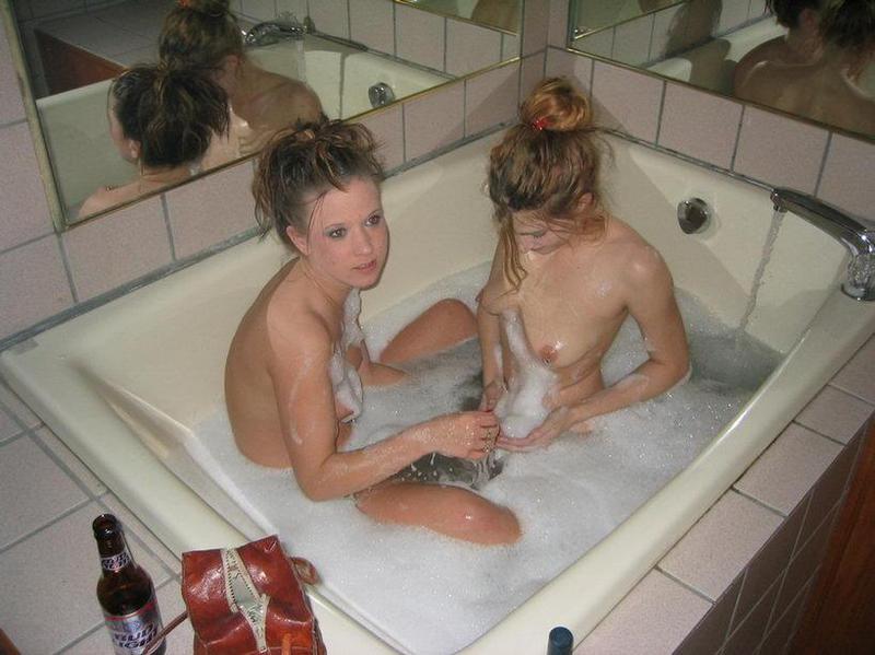 Пьяная лесбиянка в ванной бреет киску подружке 5 фотография