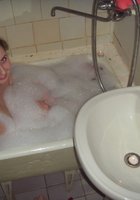 Молодая дева моется в ванной после пляжа 8 фотография