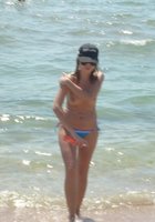 Аня отдыхает на морском пляже топлес 3 фотография