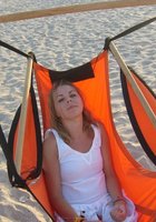 Аня отдыхает на морском пляже топлес 16 фото
