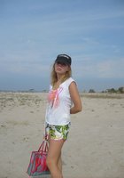 Аня отдыхает на морском пляже топлес 7 фотография