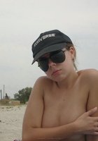 Аня отдыхает на морском пляже топлес 11 фото