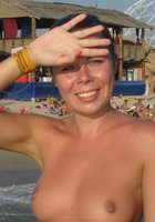 Аня отдыхает на морском пляже топлес 22 фото